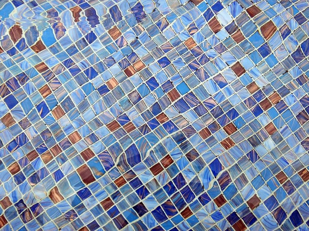 Fugas de água na piscina: sinais, testes e reparação